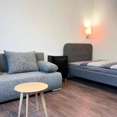 2-schlafzimmer-wohnung Mit Parkplatz-balkon-kueche- Garten, Nahe Dus Airport, Messe 아파트
