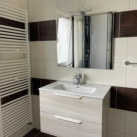 2-schlafzimmer-wohnung Mit Parkplatz-balkon-kueche- Garten, Nahe Dus Airport, Messe Apartment Duisburg