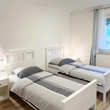 아파트 2-schlafzimmer-wohnung Mit Parkplatz-balkon-kueche- Garten, Nahe Dus Airport, Messe *