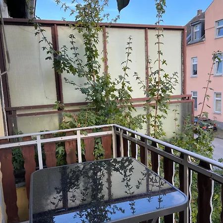 2-schlafzimmer-wohnung Mit Parkplatz-balkon-kueche- Garten, Nahe Dus Airport, Messe Apartment *