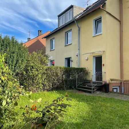 2-schlafzimmer-wohnung Mit Parkplatz-balkon-kueche- Garten, Nahe Dus Airport, Messe Apartment *