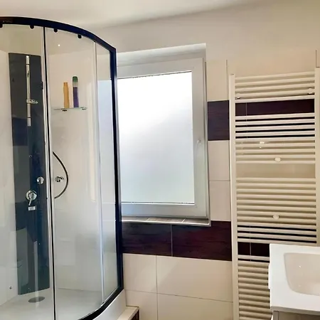 Apartmán 2-schlafzimmer-wohnung Mit Parkplatz-balkon-kueche- Garten, Nahe Dus Airport, Messe
